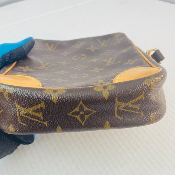 Vintage Louis Vuitton Monogram Crossbody Bag – Iconic Canvas, Timeless Luxury - Picture 10 of 17